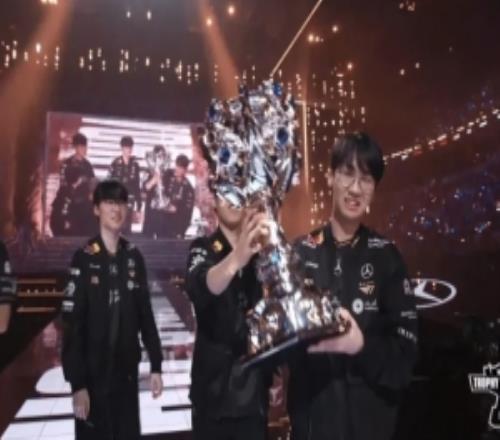 G2分享Doran夺冠捧杯照片并配文:第六冠送给Doran