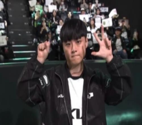 DK分享队员庆祝SMK首秀3000天返图：我们爱你三千遍