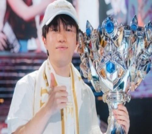 外媒：Keria选择萨勒芬妮作为2025年全球总决赛的冠军英雄人选