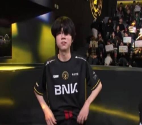 戰(zhàn)勝T1后BFX下路選手Diable比出經(jīng)典慶祝手勢