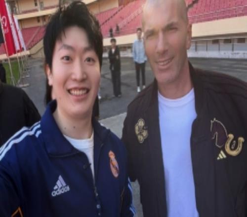 管澤元分享和齊達內合照：昨日在虹口足球場踢球碰到一個光頭大爺