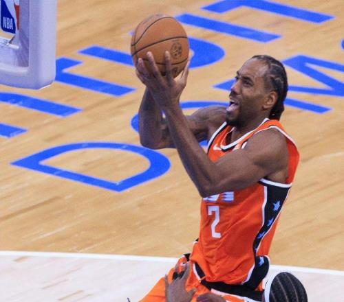 55分后45分,伦纳德打疯了,打成联盟第一,给他1.5亿是有原因的