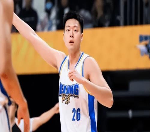 打得比范子铭好!张知垚对广厦暴走,许利民评攻强守弱,可当奇兵