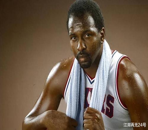 伟大的先驱!他是NBA第一个高中生,打满19个赛季,三夺MVP!