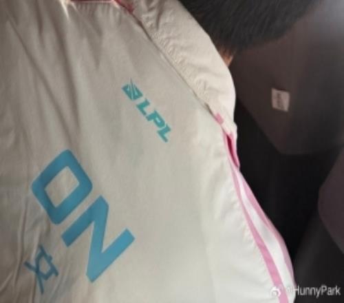 BLG分享選手動態：好朋友睡著了KnightXun怎麽隨地大小睡