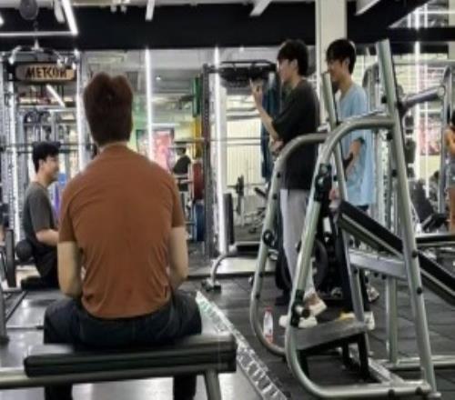 摳門這一塊！網(wǎng)友偶遇BLG三名隊(duì)員健身：他們?nèi)齻€(gè)人合辦了一張卡！