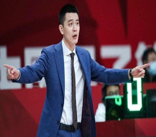 曝北控男籃接觸楊鳴，媒體人直言上海男籃大短板，曾凡博恢復(fù)良好