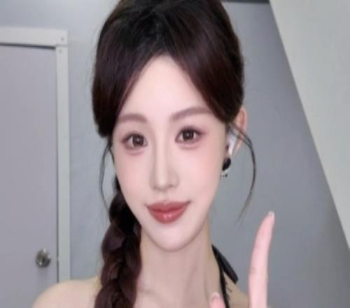 无畏契约主持一意分享照片：先把拍的工作照发了，明天发定妆照