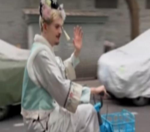 G2官媒發布整活日常:兔走心還在,正在前往賽場觀賽