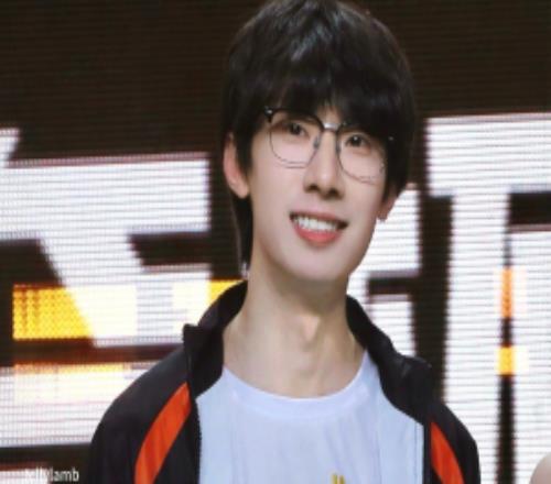 宝蓝宝宝拿蓝Baolan提问：周瑜周周吃鱼怎么对比较工整