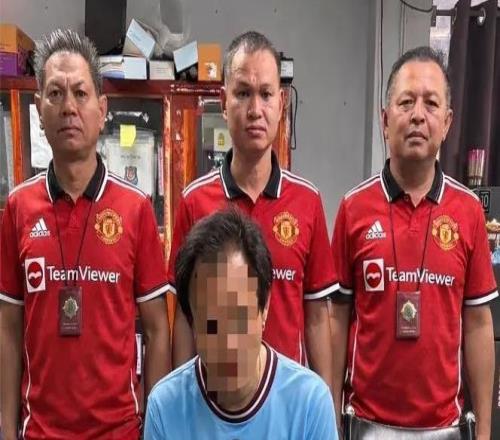 太陽報：泰國一名曼城球迷被捕，警方曬照穿曼聯球衣和他合影