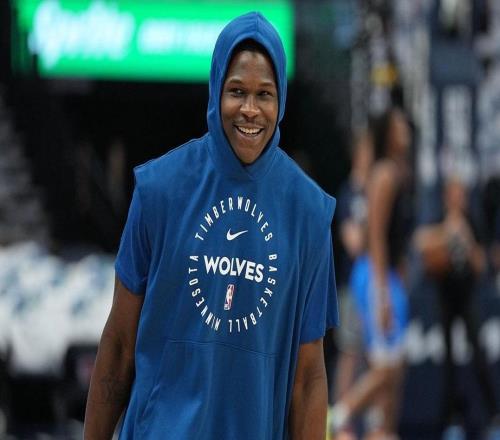 愛德華茲聲稱，他曾告訴高中好友，要對NBA球星“狠狠地揍”一頓