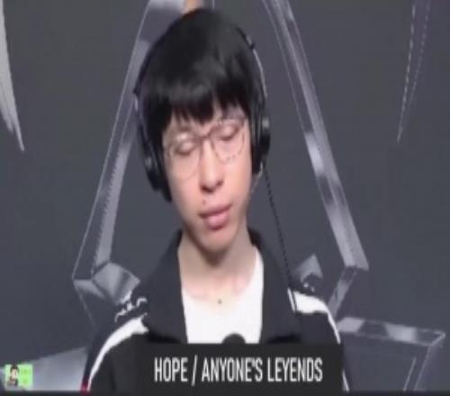 Hope赛后采访眼神无光强忍泪水道歉:最后一把如果做的再好一点