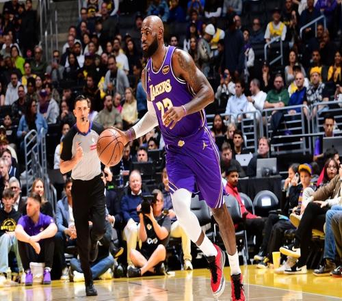 狂胜20分!湖人三杀独行侠,詹姆斯一战连创9大神迹,2大悍将伤退