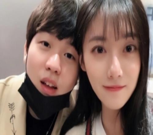 多人吃Kanavi、knight均微博在线看Rookie官宣和小钰分手