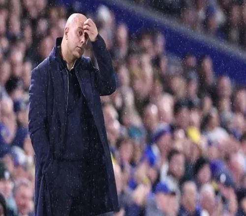 内维尔:现在不该讨论斯洛特的帅位,他们4个月前刚拿冠军