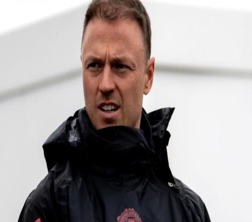 記者：埃文斯今日在訓(xùn)練中協(xié)助弗萊徹工作，將隨隊出征伯恩利