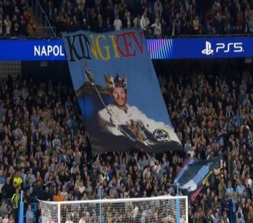 歡迎丁丁重回伊蒂哈德！球迷展示tifo：King凱文！