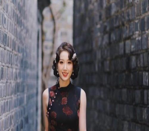 錢天一社媒分享手推波造型，王昶評論：哇塞