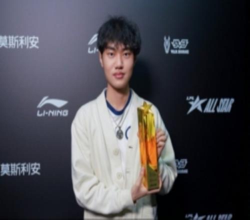 Tian说要叠踢踏舞“你兵都不让”左手回复Tian:我要吸血啊兄弟