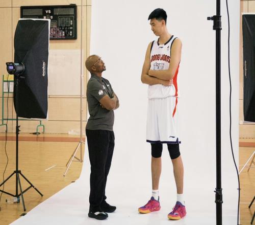 首秀轰6分13板2帽!中国男篮21岁2米26中锋蜕变:离开宏远获重用