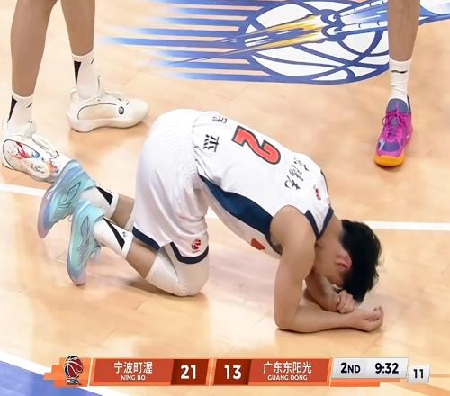 突发!徐杰意外受伤,被队友搀扶下场,表情十分痛苦