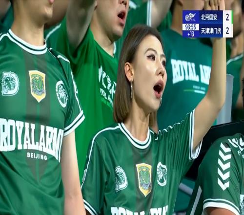 北京国安玄学加持罕见:河南球迷震撼出征,大量聚集在候车厅