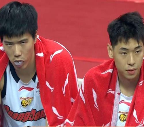 遭江苏耻辱爆冷,他却成粤迷最心疼对象,首发不到3分钟即遭雪藏