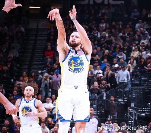 勇士大勝！庫(kù)里27+2創(chuàng)紀(jì)錄，馬卡18+3格林6中0，勇士8人得分上雙