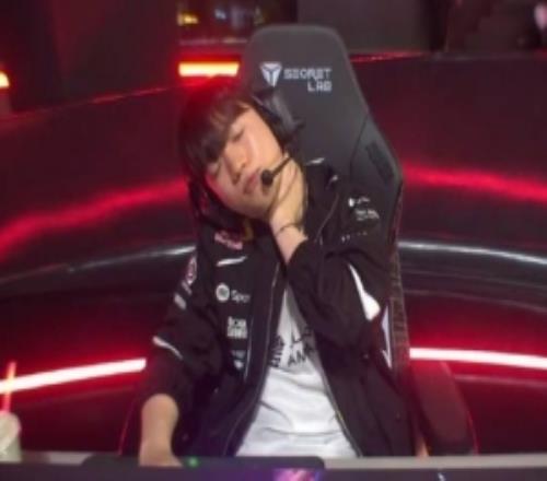 真燃盡了賽後keria躺在椅子上表情無奈