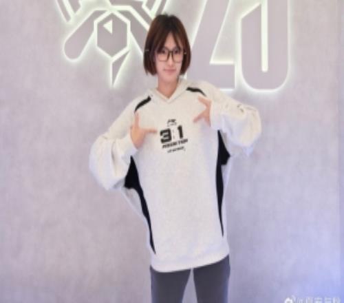 主持人夏安曬照：李寧！可以預(yù)測比分的衛(wèi)衣！就這樣速速來襲