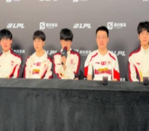 jiejie：和大家磨合時(shí)間不長(zhǎng)但都是很好的人相信后面越打越好