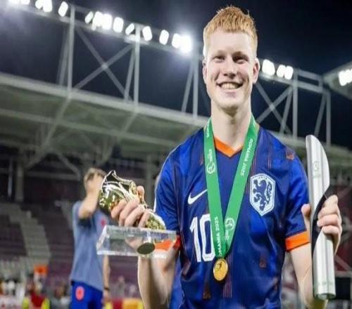 记者:多家豪门有意荷甲19岁中场斯密特,后者被标价2200万镑