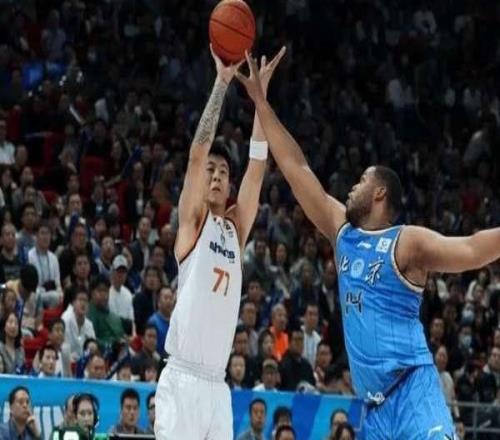 33岁老吗京沪战砍24分17篮板，抢9个前场板，完爆本土第一中锋