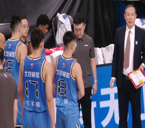 北京男籃8分險(xiǎn)勝，陳盈駿23+5+5翟曉川14+7，曾凡博13+4周琦缺陣
