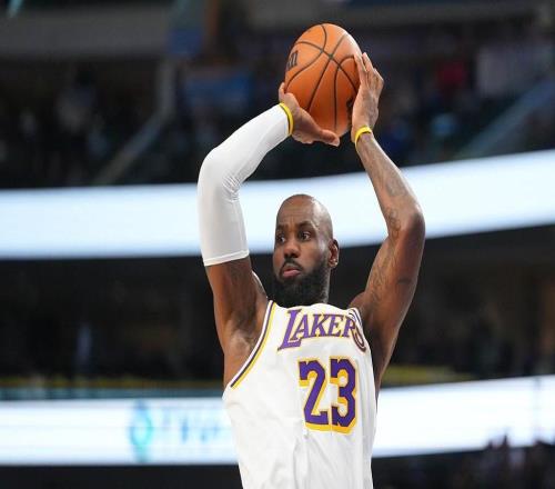 末节11分率队逆转,詹姆斯全场16中8拿下17分8板5助,正负值8