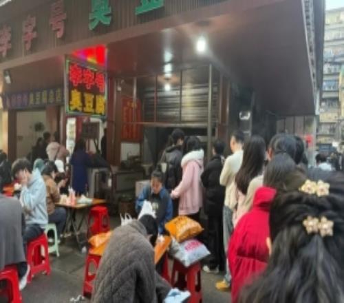 Xun分享排隊買臭豆腐動態：排個隊吧有點火