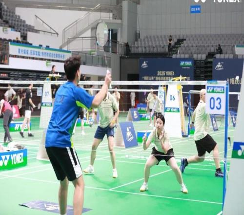 關(guān)注2025YONEX“翎躍山?！庇鹈蜓不刭愂渍緹嵫獑⒛? loading=