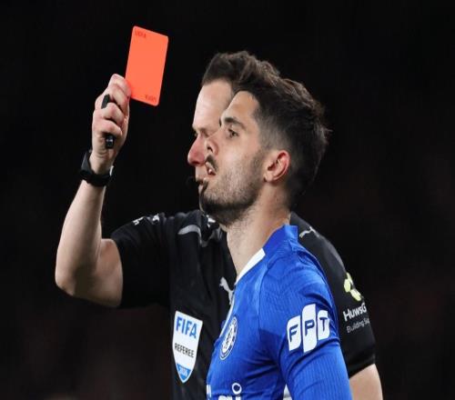 本赛季切尔西在联赛中已吃7张红牌,英超单赛季历史纪录是9张