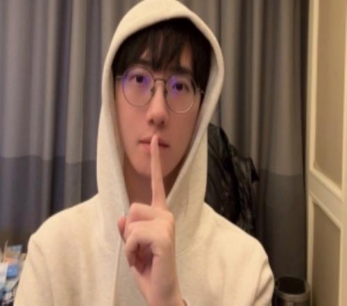 前職業(yè)選手zzr玩梗：2月14日其實是LOL節(jié)2、1、4的意義來打LOL吧