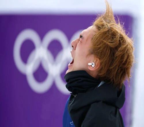 “手機致傷”，滑雪比賽為啥非得帶手機