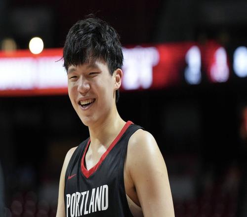 杨瀚森引爆收视狂潮!NBA副总裁坦言:他是最关键的桥梁