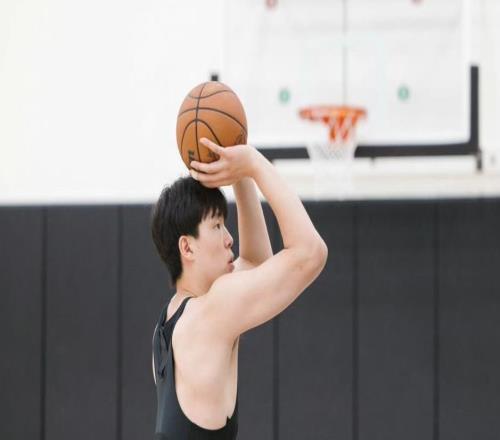 曝杨瀚森NBA增重15斤至244斤，直逼约基奇，开拓者增肌计划首公开
