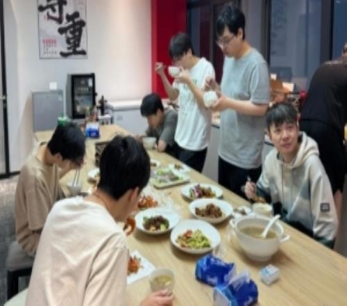 JDG快遞小哥分享選手用餐照片：讓我來一筷子