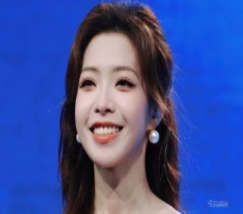 主持人希然晒照：又见茉莉