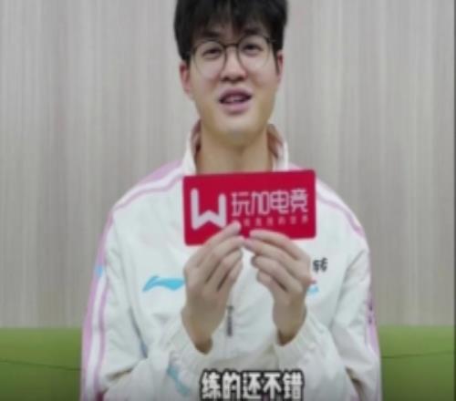 Xun：Bin健身练的还不错，但是跟我比还得练