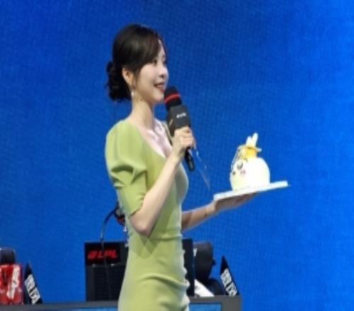 主持余霜分享照片：超长待机的一天被生日场满满惊喜裹着暖意！