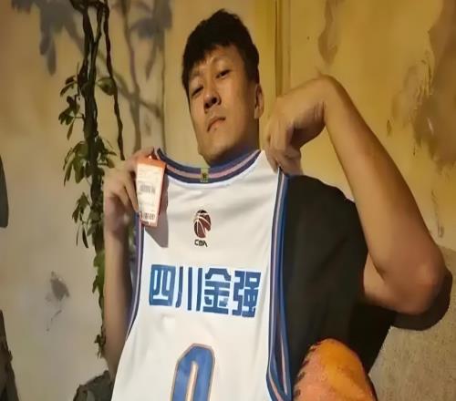 走了杨政来了曹芳!同曦签约34岁网红,球迷:真把CBA当儿戏