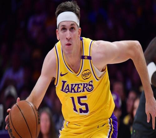 赢得尊重,湖人队里夫斯以赛季开局的惊艳表现跻身NBA传奇行列