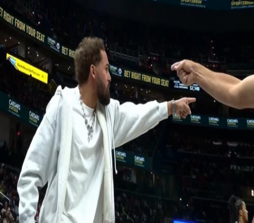 火爆!特雷杨冲进场不满被驱逐火箭伊森推人吃两T也被驱逐